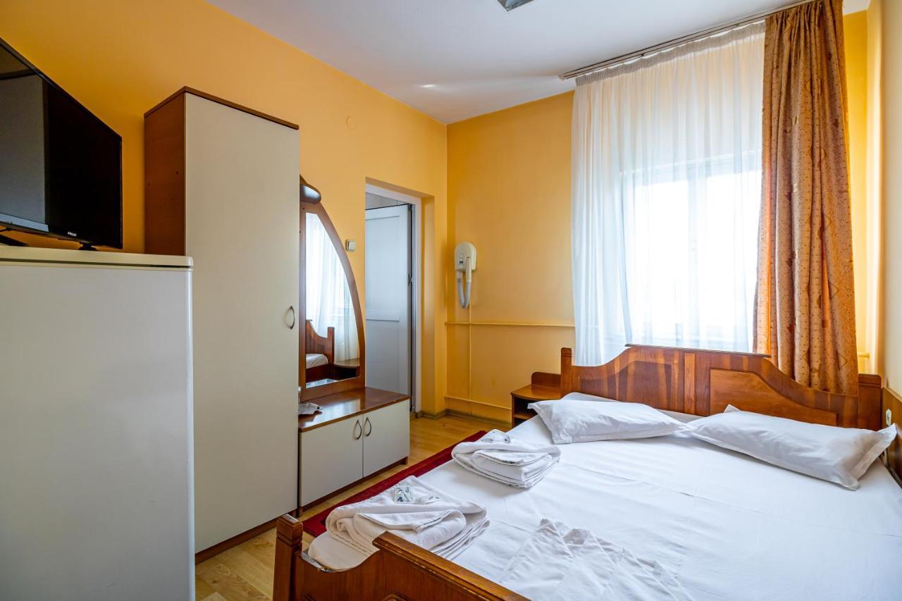 Motel Dasiana Targu Jiu Bagian luar foto